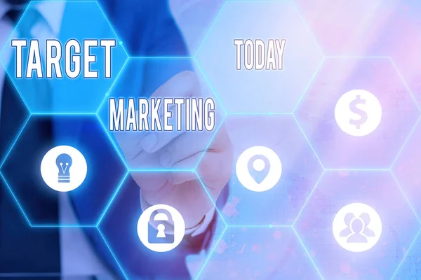 Schreibnotiz, die Target Marketing zeigt. Business-Foto präsentiert Vermarkter s ist die wichtigste Aufgabe auch beim Kauf Strategie Grids und verschiedene Symbole neuesten digitalen Technologie-Konzept verwendet. — Stockfoto