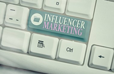 El yazısı, Nüfuzlu Pazarlama. Onaylamaları içeren sosyal medya ticaretinin anlamı kavramı.