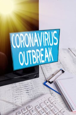 Coronavirüs salgınını gösteren bir not yazıyorum. Yeni keşfedilen COVID19 Not kağıdının klavye ve durağan yakınlarındaki siyah bilgisayar ekranına bantladığı iş fotoğraflarında bulaşıcı hastalıklar görülüyor..