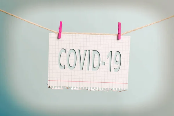 Signo de texto que muestra Covid19. Foto conceptual enfermedad respiratoria leve a grave que es causada por un coronavirus tendedero pinza de ropa recordatorio de papel en forma de rectángulo escritorio de madera blanca . — Foto de Stock