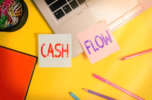 A Cash Flow-t bemutató levél. Üzleti fotó bemutatása könyvvizsgálat a nettó összeg átutalt készpénz az üzleti Laptop jegyzetek klip konténer jegyzetfüzet ceruzák jelölők színes háttér — Stock Fotó