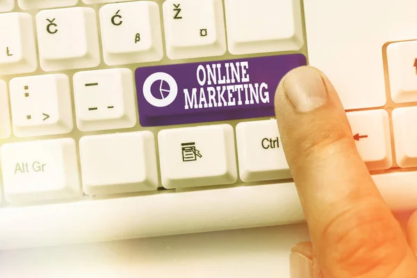 Texto de caligrafia Marketing Online. Conceito que significa prática de alavancar canais web para espalhar uma mensagem . — Fotografia de Stock