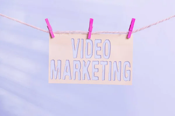 Szövegíró szöveg Video Marketing. Üzleti koncepció videók felhasználására a termék vagy szolgáltatás reklámozásához és forgalmazásához Ruhaszárító téglalap alakú papír emlékeztető fehér fa íróasztal. — Stock Fotó