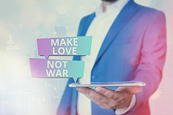 Znak tekstowy pokazujący Make Love Not War. Koncepcyjne zdjęcie Hipisowski antywojenny slogan zachęcający do miłości i pokoju. — Zdjęcie stockowe