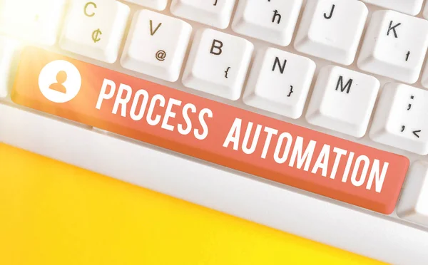 Schrijfnotitie met procesautomatisering. Bedrijfsfoto toont het gebruik van technologie om zakelijke acties te automatiseren. — Stockfoto