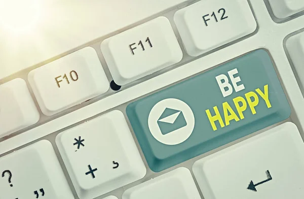 Znak tekstowy pokazujący Be Happy. Pojęcie zdjęcia, które ma być wyświetlaniem przyjemności i zadowolenia z konkretnej rzeczy lub wydarzenia. — Zdjęcie stockowe