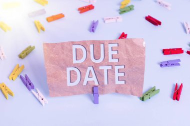 Sahte haberleri gösteren metin işareti. Kavramsal fotoğraf sahte bilgi, otantik haber kisvesi altında yayınlanır. Renkli çamaşır tokası kağıtları boş hatırlatıcı mavi zemin ofis broşu..