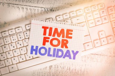Tatil için metin yazma zamanı. Hayatın tadını çıkar, rahatla, tatilini sevdiklerinle geçir, beyaz klavye ofis malzemeleri, boş dikdörtgen şekilli kağıt, ahşap..