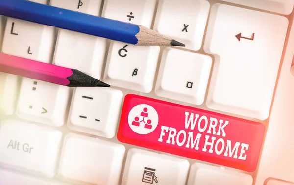 Textschild mit der Aufschrift Work From Home. Konzeptfoto kommuniziert mit dem Unternehmen hauptsächlich von zu Hause aus flexibel Weiße PC-Tastatur mit leerem Notizpapier über weißem Schlüsselkopierraum. — Stockfoto
