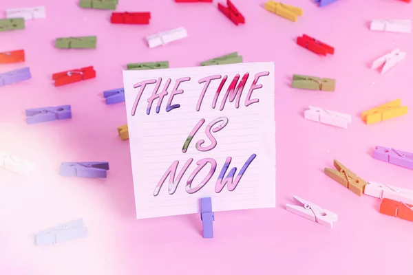Ordskrivande text Tiden är nu. Affärsidé för att vi måste agera omedelbart om vi vill ha något gjort Färgade klädnypor tom påminnelse rosa golv bakgrund kontor pin. — Stockfoto