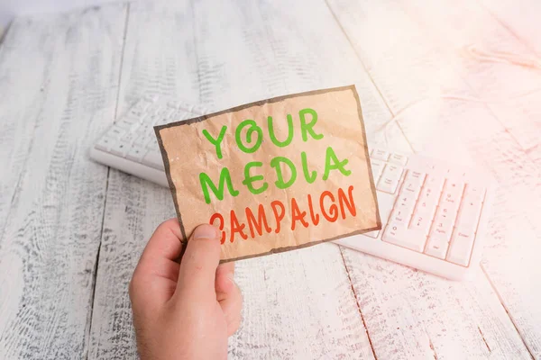 Escrita conceitual mostrando sua campanha de mídia. Texto da foto do negócio Negócios de publicidade estratégias de marketing bem sucedidas Man holding colorido lembrete quadrado em forma de piso de madeira de papel . — Fotografia de Stock