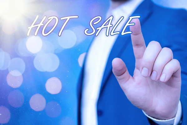 Textzeichen mit Hot Sale. Konzeptfoto ein sehr guter Rabatt von Artikeln wird über einen begrenzten Zeitraum angezeigt. — Stockfoto