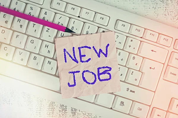 Handschrift tekst schrijven van New Job. Concept betekent een nieuwe carrière beginnen met de gegeven kans of werkgelegenheid Witte toetsenbord kantoor levert lege rechthoekige vorm papier herinnering hout. — Stockfoto