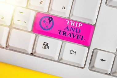 El yazısı Trip and Travel. Kavram, ünlü simgeler ve turistik yerler planlama anlamına gelir.