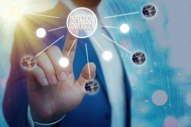 Enfeksiyon Komplikasyonunu gösteren bir not yazıyorum. İş fotoğraflarında istenmeyen tepkiler, bağışıklık sistemini baskılayan Futuristik ikonlar güneş sisteminden kaynaklanıyor. Bu görüntünün elementleri NASA tarafından desteklenmektedir.