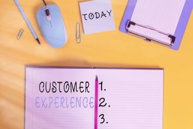 Kelime yazma Müşteri Deneyimi. İlişki kullanıcısını tanımlamak için iş konsepti iş panosu klip şeritli fare işaretleyicileri ile birlikte renkli arkaplan.