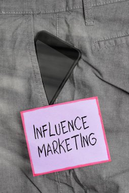 Mali Yönetim 'i gösteren bir mesaj. Resmi iş pantolonu içinde finansal faaliyetleri düzenleyen ve kontrol eden kavramsal fotoğraf. Not kağıdının yanındaki cebin içindeki akıllı telefon aygıtı..