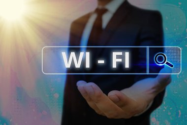 Wi-Fi 'yi gösteren bir not yazıyorum. İş fotoğrafı gösterimi kablosuz yüksek hızlı internet ve ağ bağlantıları sağlıyor.