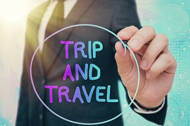 Kelime yazma Trip and Travel. Ünlü şehir simgeleri ve turizm beldeleri için iş konsepti.