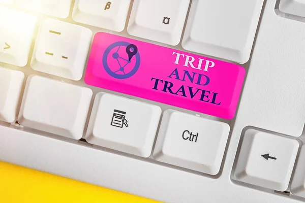 Kézírás szövegírás Utazás és utazás. Fogalom jelentése híres tájékozódási pontok és turisztikai úticélok tervezése. — Stock Fotó