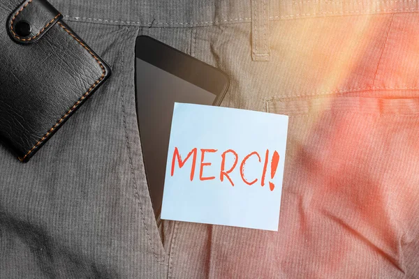 Merci 'yi gösteren kavramsal el yazısı. İş fotoğrafı Fransa 'da biri size yardım ettiğinde söylenen Fransızca teşekkür mesajı. Pantolonun ön cebinde cüzdanı olan akıllı telefon cihazı.. — Stok fotoğraf