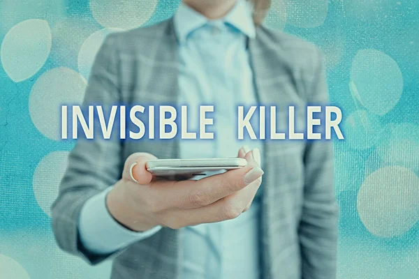 Escritura a mano conceptual que muestra al Asesino Invisible. Foto comercial que muestra la presencia en el aire de una sustancia que son dañinas Pantalla táctil digital que marca detalles importantes en el negocio . — Foto de Stock