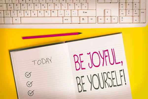 Escrevendo nota mostrando Be Joyful, Be Yourself. Foto de negócios mostrando ser alegre positivo Segure seus valores Copie o espaço no notebook acima do fundo amarelo com o teclado na mesa . — Fotografia de Stock