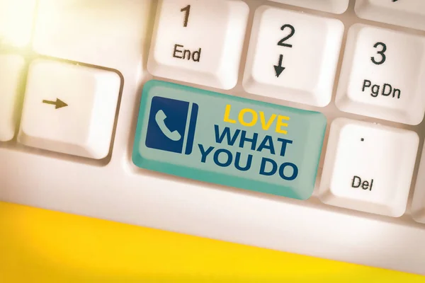 Sinal de texto mostrando Love What You Do. Foto conceitual tem paixão e entusiasmo no trabalho Dedicação Devoção . — Fotografia de Stock