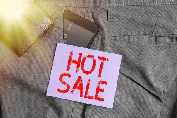 Írásos feljegyzés a Hot Sale-ről. Üzleti fotó bemutató egy nagyon jó kedvezmény tételek jelenik meg egy korlátozott ideig Okostelefon készülék belsejében nadrág első zsebében pénztárca. — Stock Fotó