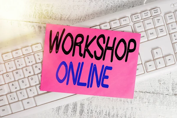 Workshop κειμένου κειμένου σε απευθείας σύνδεση. Επιχειρηματική ιδέα για την πορεία που διατίθενται, ψηφιακή πλατφόρμα για την παροχή γνώσεων Λευκό πληκτρολόγιο προμήθειες γραφείο άδειο ορθογώνιο σχήμα χαρτί υπενθύμιση ξύλο. — Φωτογραφία Αρχείου