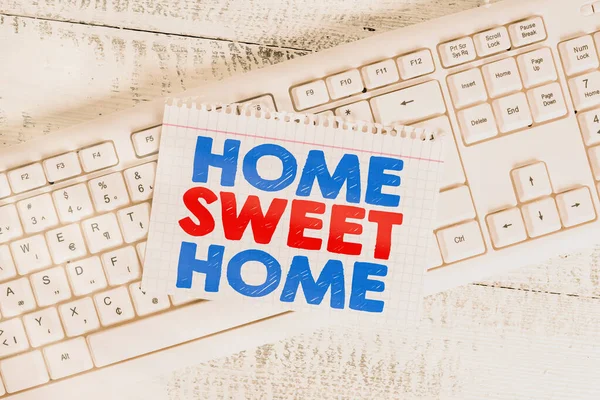 Texto de escritura de palabras Home Sweet Home. Concepto de negocio para Welcome back placenteros saludos cálidos, en relieve y felices Teclado blanco suministros de oficina papel en forma de rectángulo vacío recordatorio madera . —  Fotos de Stock