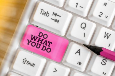 El yazısı metni, ne yapıyorsan onu yap. Anlamı, başarmak istediği şeyleri başarmasını sağlayabilir..