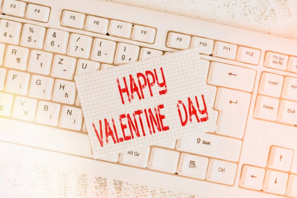 Escribiendo nota mostrando Feliz Día de San Valentín. Foto de negocios mostrando un día especial para los amantes de expresar su afecto a sí mismos Teclado oficina suministros rectángulo forma papel recordatorio madera . — Foto de Stock