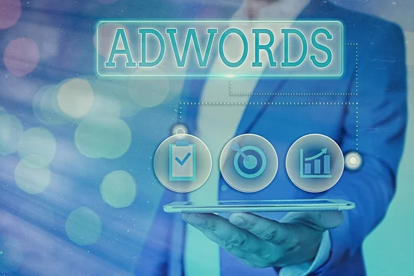 Texto de escritura Adwords. Concepto que significa presupuesto fijo para la publicidad y solo pagar cuando haga clic en los anuncios . — Foto de Stock