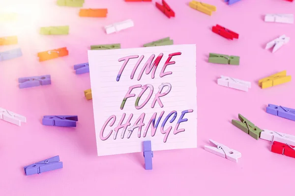 Texto de escrita de palavras Time For Change. Conceito de negócio para tomar medidas novos começos mudança de vida e melhoria papéis de roupa coloridos lembrete vazio fundo rosa pin escritório . — Fotografia de Stock