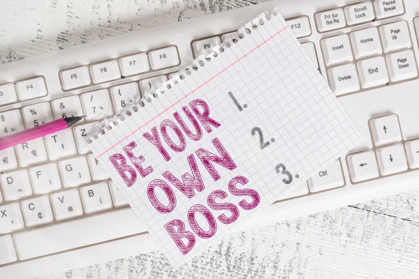 Skriva lapp som visar Be Your Own Boss. Affärsfoto visa att arbeta för dig själv och inte vara anställd av någon annan Tangentbord kontor leveranser rektangel form papper påminnelse trä. — Stockfoto