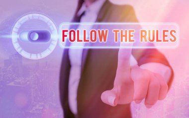 Kavramsal el yazısı kurallara uy diyor. İş fotoğrafı gösterimi uyum, yönetmelik veya yönetmeliklere uymayı öğrenir.