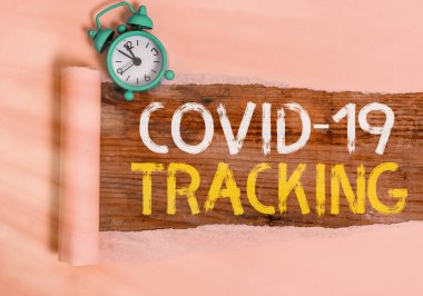 Mesaj işareti Covid 19 'un iz sürdüğünü gösteriyor. Enfeksiyon kapmış olma ihtimali olan kişilerin kavramsal fotoğraf ayırt etme süreci. Yırtılmış karton rulo yapılmış, klasik bir masa arkaplanının üzerine yerleştirilmiş..