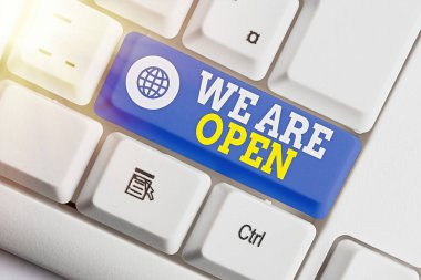 Açık olduğumuzu gösteren mesaj işareti. Kavramsal fotoğraf. Engelleme veya sınırlama engeli yok, tüm taraflardan erişilebilir beyaz pc klavye üzerinde boş not kağıdı olan beyaz tuş kopyalama alanı üzerinde.