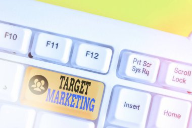 Hedef Pazarlamayı gösteren bir not yazıyorum. Ticari fotoğraf tanıtım pazarlamacılarının en önemli görevi, beyaz tuş alanının üzerinde boş not kağıdı bulunan strateji beyaz pc klavye satın almakta da kullanılır.