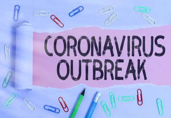 Coronavirüs salgınını gösteren kavramsal el yazısı. Yeni keşfedilen COVID19 'un sebep olduğu bulaşıcı hastalıkları gösteren bir iş fotoğrafı. Klasik ahşap bir masanın üzerinde yuvarlanmış yırtık karton.. — Stok fotoğraf