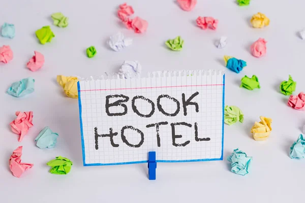 Word writing text Book Hotel. Geschäftskonzept für die Reservierung einer kurzfristig im Voraus bezahlten Unterkunft Farbige zerknitterte Papiere leere Erinnerung weißer Fußboden Wäscheklammer. — Stockfoto