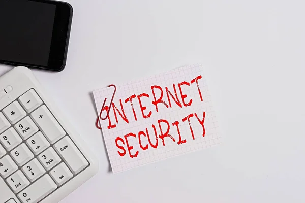 Handschrift tekst Internet Security. Concept betekent proces om te beschermen tegen aanvallen via het Internet Witte pc toetsenbord met lege nota papier boven witte achtergrond en mobiele telefoon. — Stockfoto