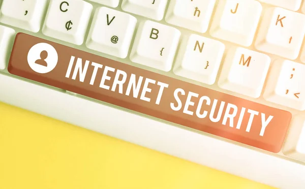 Schrijfbriefje met internetbeveiliging. Bedrijfsfoto showcasing proces om te beschermen tegen aanvallen via internet. — Stockfoto