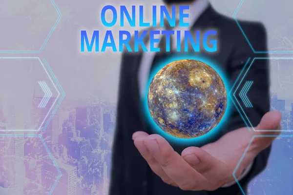 Kézírás szöveg Online marketing. Fogalom azt jelenti, hogy a NASA által biztosított kép elemei internetes csatornák segítségével terjesztik az üzenetet.. — Stock Fotó