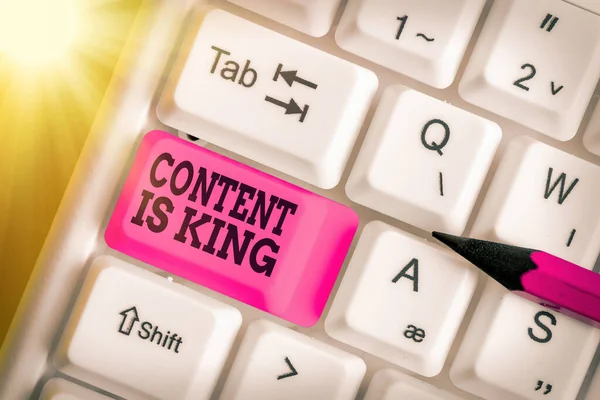 Texto de caligrafia Content Is King. Conceito que significa estratégia de publicidade on-line Search Engine Marketing . — Fotografia de Stock