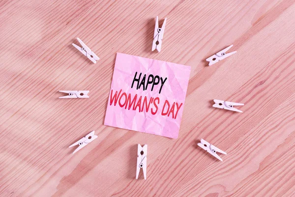 Skriva lapp som visar Happy Woman S Day. Affärsfoto visa upp till minne av kärnan i varje dam runt om i världen Färgade klädnypor tomma påminnelse trägolv bakgrund kontor. — Stockfoto