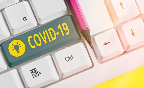 Kelime yazma metni Covid19. Coronavirus White Pc klavyesinin sebep olduğu hafif ya da ağır solunum hastalıkları için iş kavramı. Beyaz tuşlu kopya alanının üzerinde boş not kağıdı var.. — Stok fotoğraf