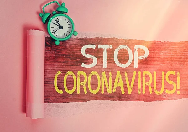 Coronavirus 'u durdurun yazan bir mesaj. Kavramsal fotoğraf hastalığı farkındalık kampanyası COVID19 vakalarını azaltmak için mücadele ediyor. Tahta klasik masa arkaplanının üzerine yerleştirilmiş yırtık karton kaplama.. — Stok fotoğraf