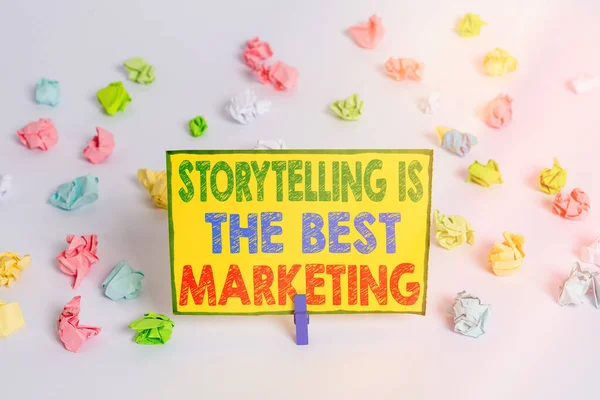 Escribir una nota que muestre que Storytelling es el mejor marketing. Escaparate de fotos de negocios Empresas enfoque de marketing eficaz papel arrugado color vacío recordatorio piso blanco pinza de ropa . —  Fotos de Stock